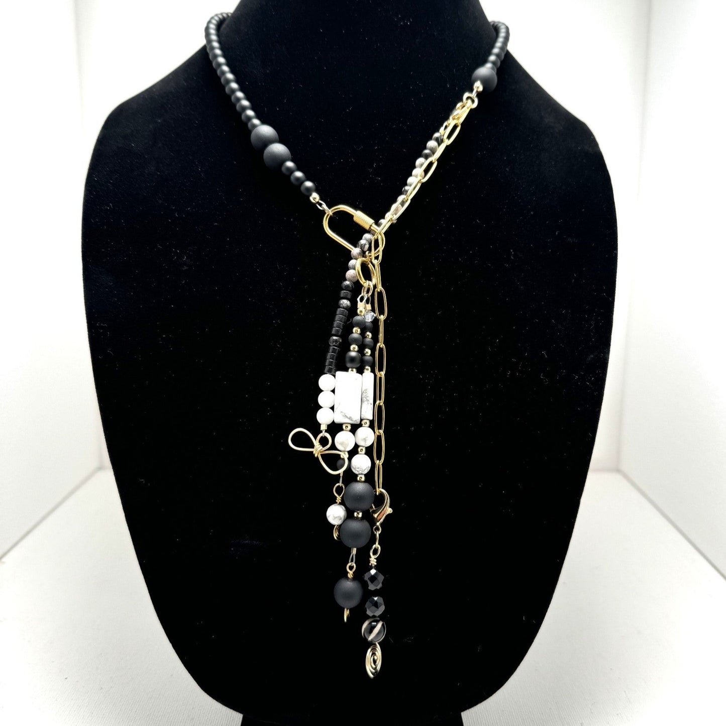 Downtown Fusion - Necklace with Howlite and Black Agate