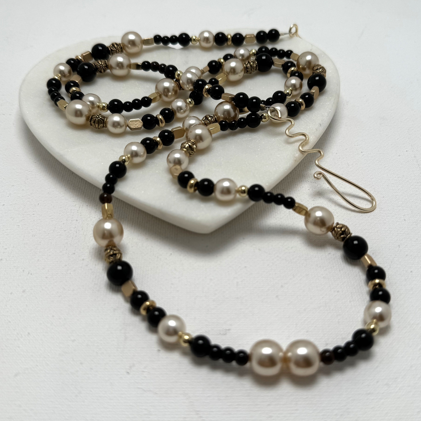 Timeless Chic Necklace – Pearl and Black Agate